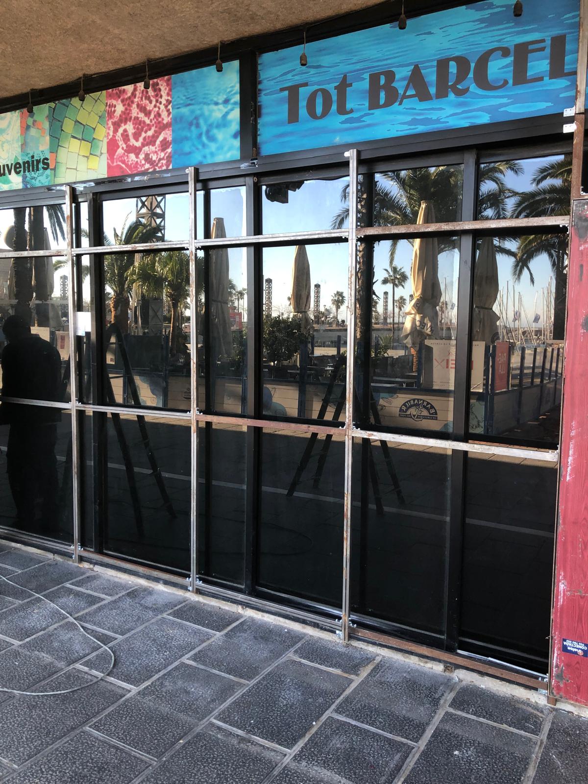 Escaparate/local protegido con paneles metálicos de tapiado en Puertas antiokupa Castelldefels