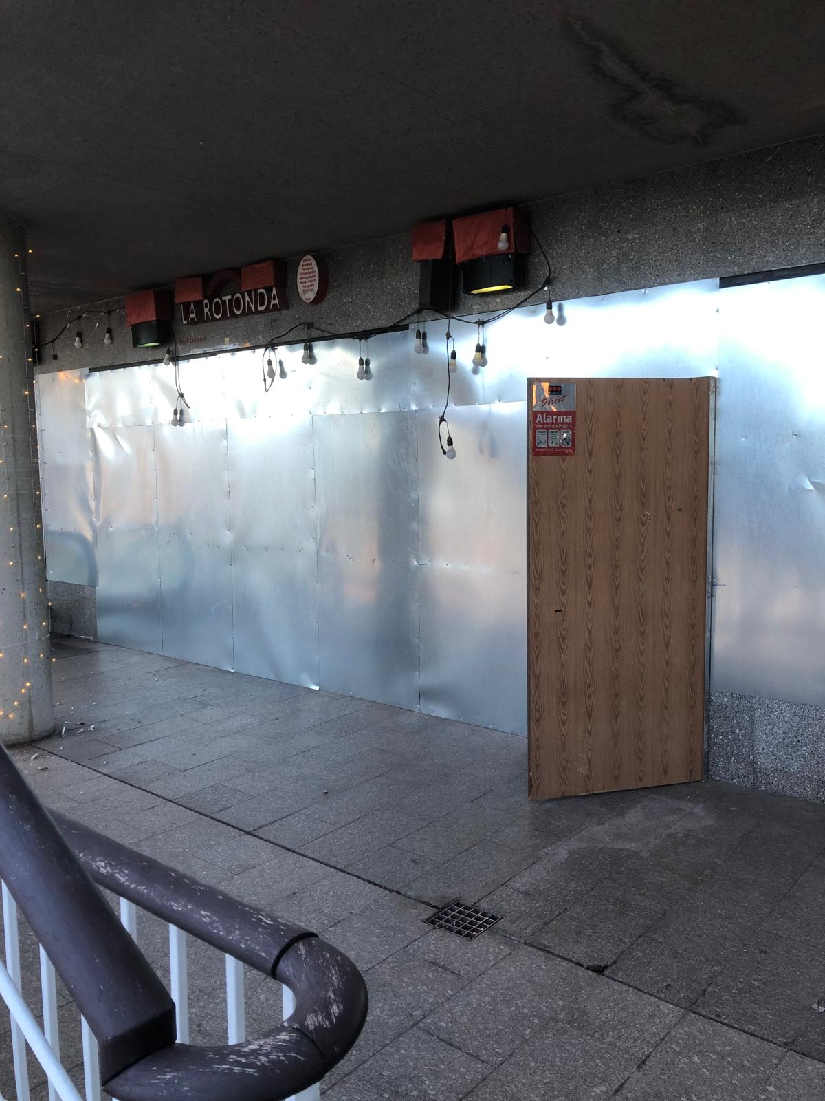 Paneles metálicos instalados cubriendo la fachada/entrada de un local en Puertas antiokupa Lleida protección rápida inmueble
