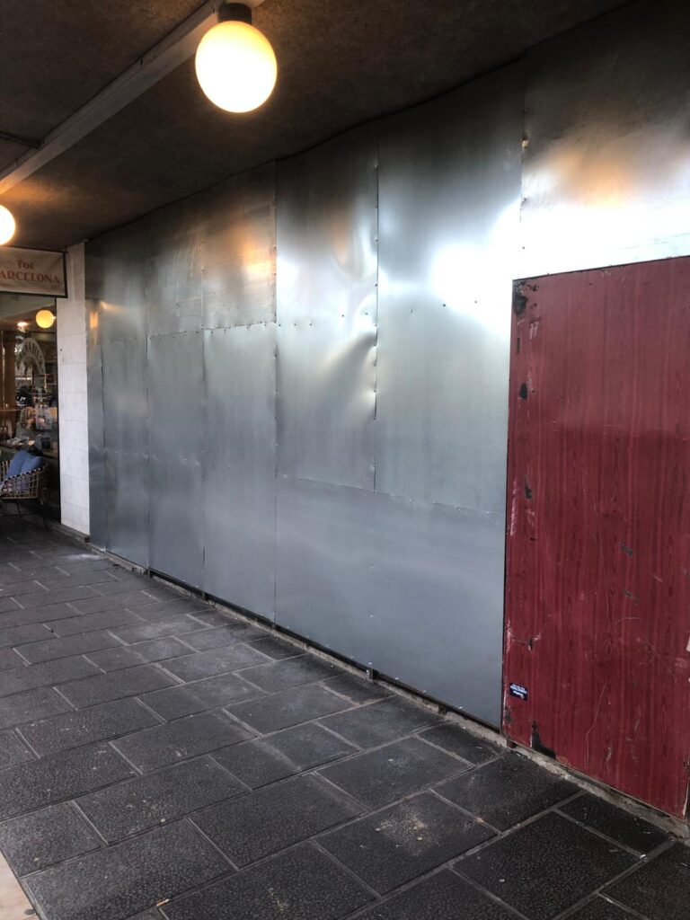 Instalación de puerta antiokupa mostrada en reportaje televisivo en Cataluña