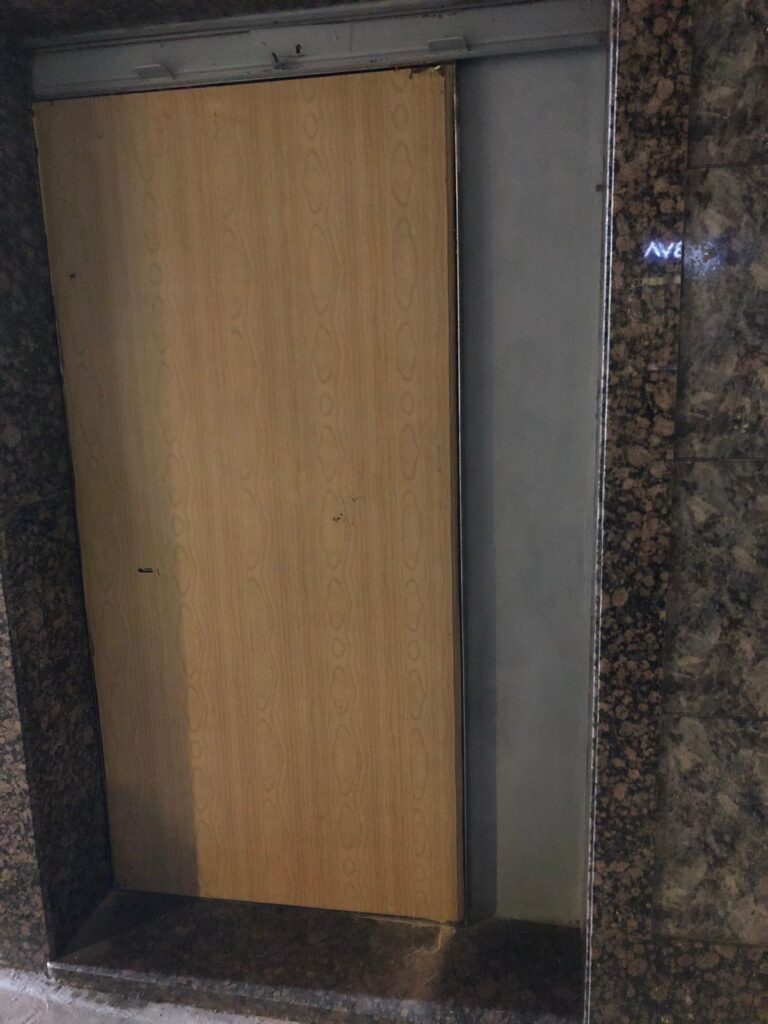 Imagen ilustrativa de una puerta de refuerzo; no corresponde a un suceso concreto.