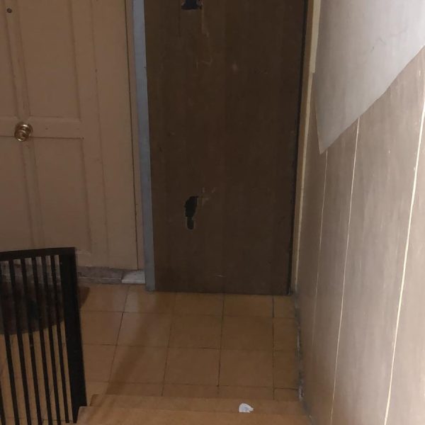 Puerta antiokupa instalada en el acceso de una vivienda dentro de una comunidad de vecinos