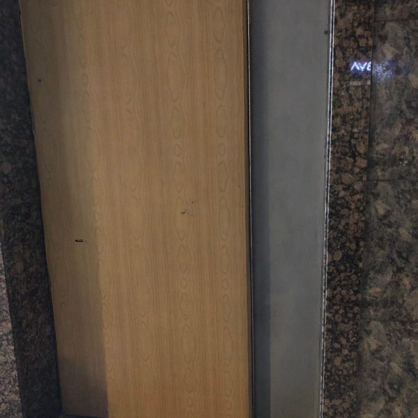 Puerta reforzada tipo antiokupa instalada en la entrada de una vivienda dentro de un edificio residencial